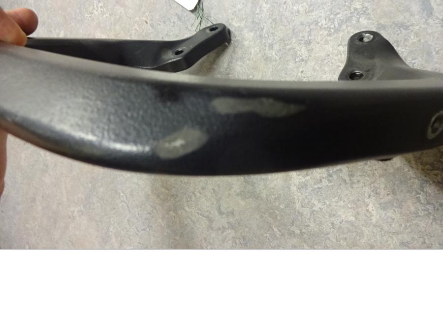 Extrabild1 på Passagerarhandtag från en Triumph Sprint ST -2005 motorcykel.