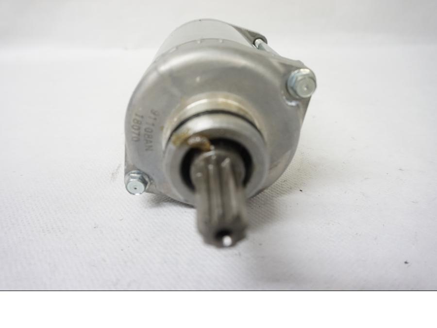 Höger sida på Startmotor från en Kawasaki Z 900 -2020 motorcykel.