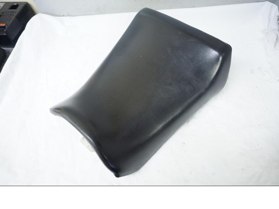 Baksidan på Sadel från en Suzuki GSX-R 750 -1988 motorcykel.