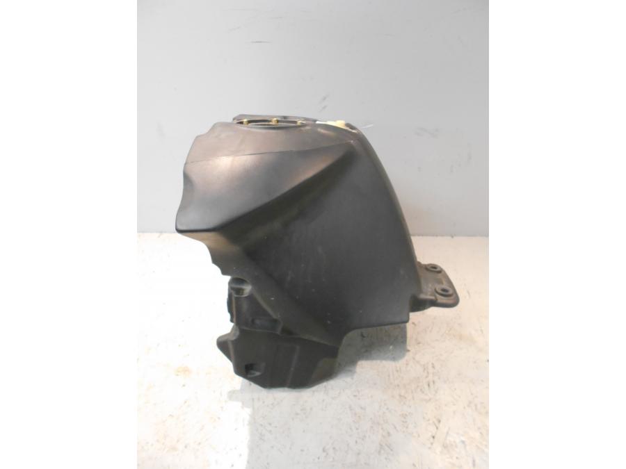 Baksidan på Bensintank från en BMW K 1300 R -2009 motorcykel.