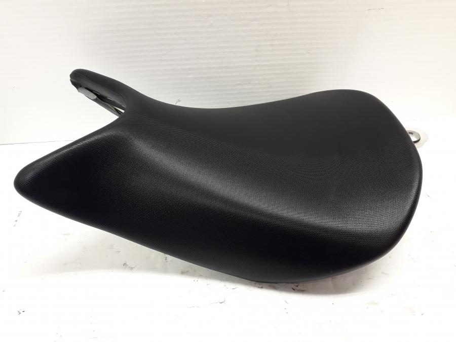 Baksidan på Sadel från en Suzuki GSX-S 1000 -2018 motorcykel.