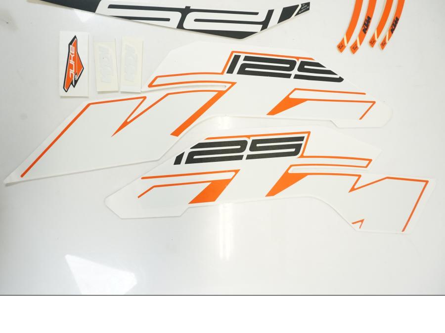 Snett uppifrån på Dekal från en KTM 125 Duke -2018 motorcykel.
