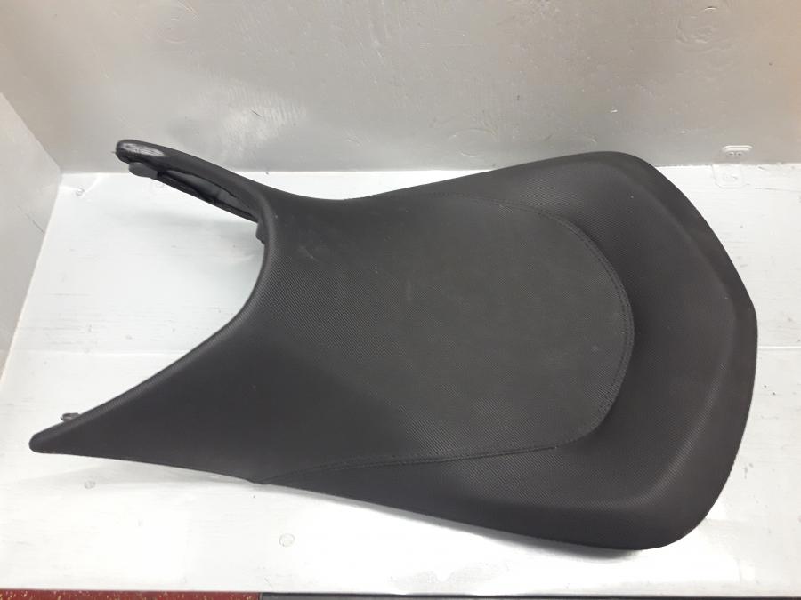 Framsidan på Sadel från en KTM 690 Duke -2015 motorcykel.