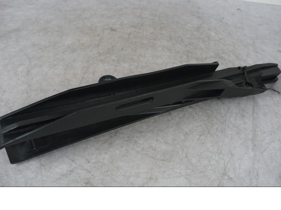 Höger sida på Kedjeguide från en KTM 1290 Super Adventure S -2022 motorcykel.