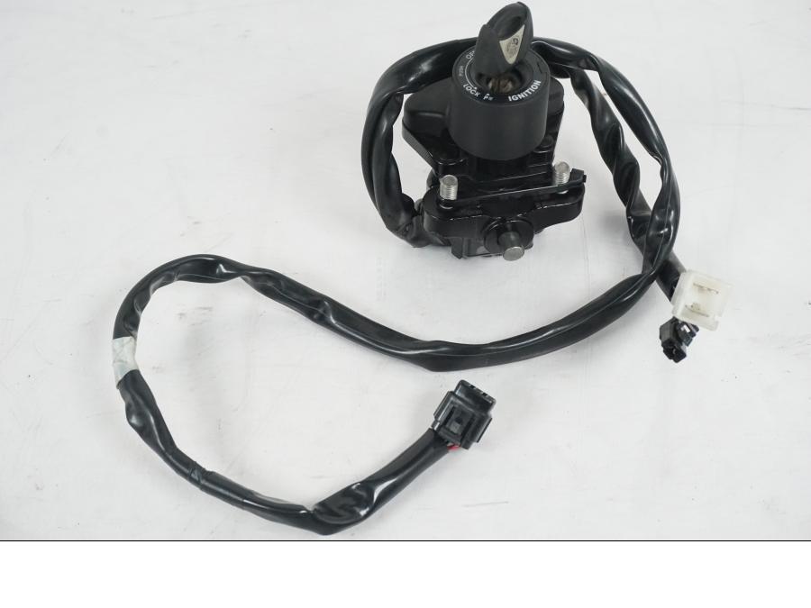 Extrabild5 på <p>Låssats från Yamaha FZ-8S FAZER ABS 2011.</p>

<p>Tändningslås, antenn, tanklock, sadellås, CDI och 1st nyckel.</p> motorcykel.