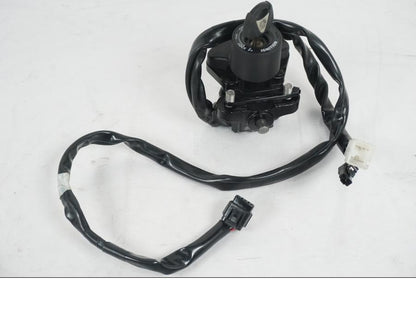 Extrabild5 på <p>Låssats från Yamaha FZ-8S FAZER ABS 2011.</p>

<p>Tändningslås, antenn, tanklock, sadellås, CDI och 1st nyckel.</p> motorcykel.