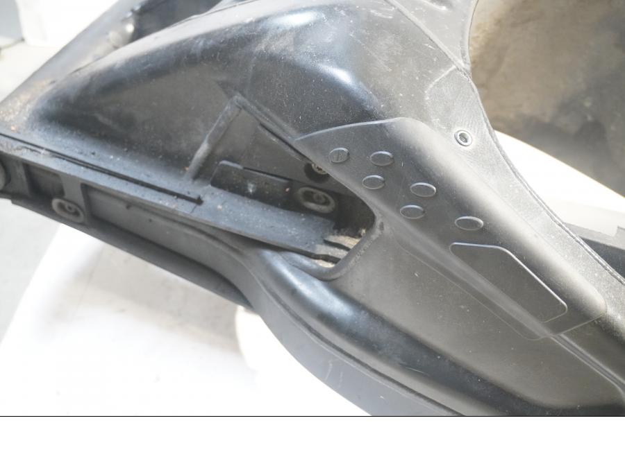 Höger sida på Sving från en BMW S 1000 RR -2014 motorcykel.