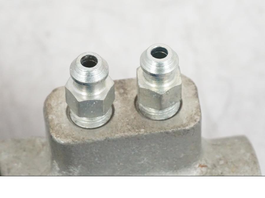 Baksidan på Bromsfördelare från en Suzuki GSF 1250 -2010 motorcykel.