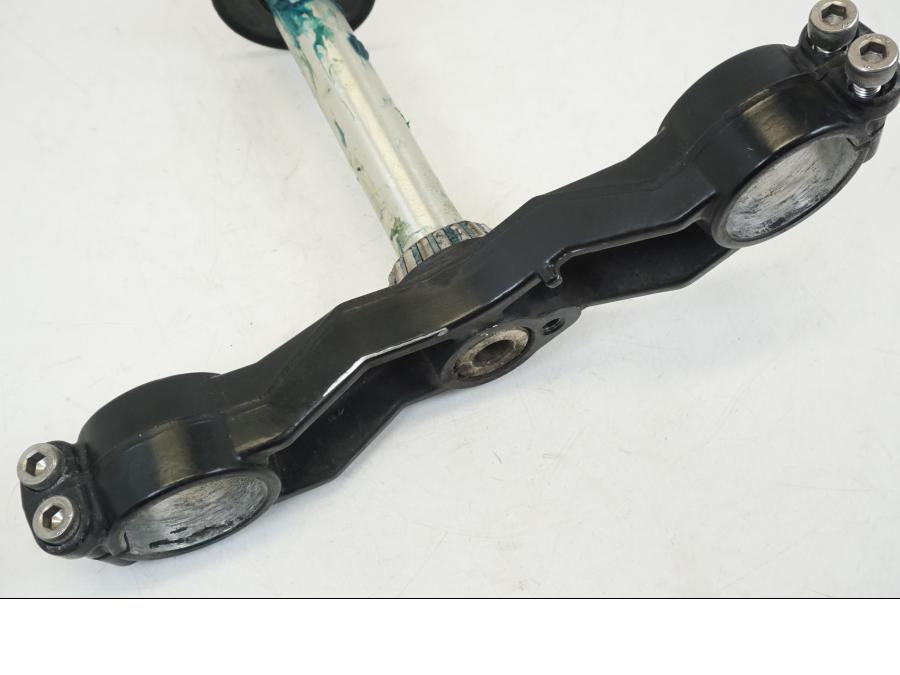 Snett nerifrån på Gaffelkrona från en Triumph TT 600 -2002 motorcykel.