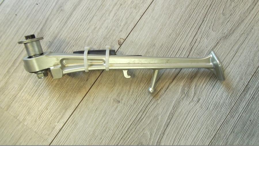 Baksidan på Sidostöd från en Yamaha YZF 1000 R1 -2015 motorcykel.