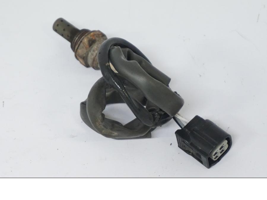 Vänster sida på Lambdasond från en Honda CB 500 X -2015 motorcykel.