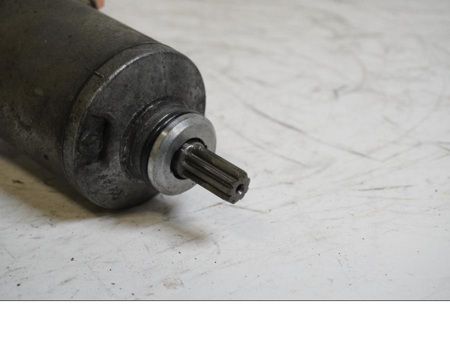 Baksidan på Startmotor från en Suzuki SV 650 -2003 motorcykel.