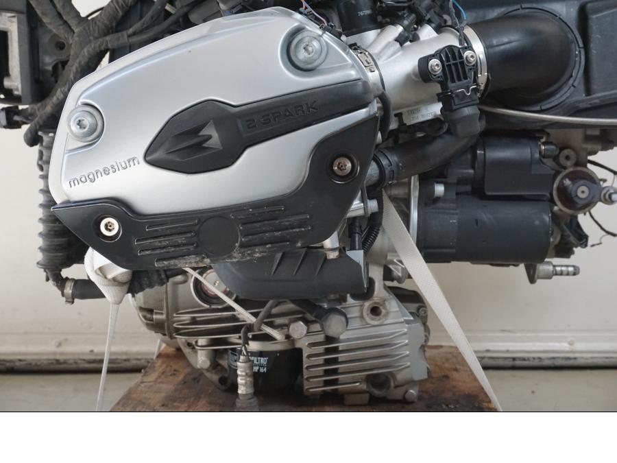 Baksidan på Motorpaket från en BMW R 1200 R -2007 motorcykel.