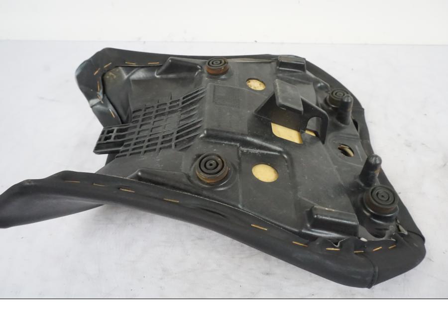 Extrabild2 på Sadel från en Yamaha YZF-R 125 -2008 motorcykel.