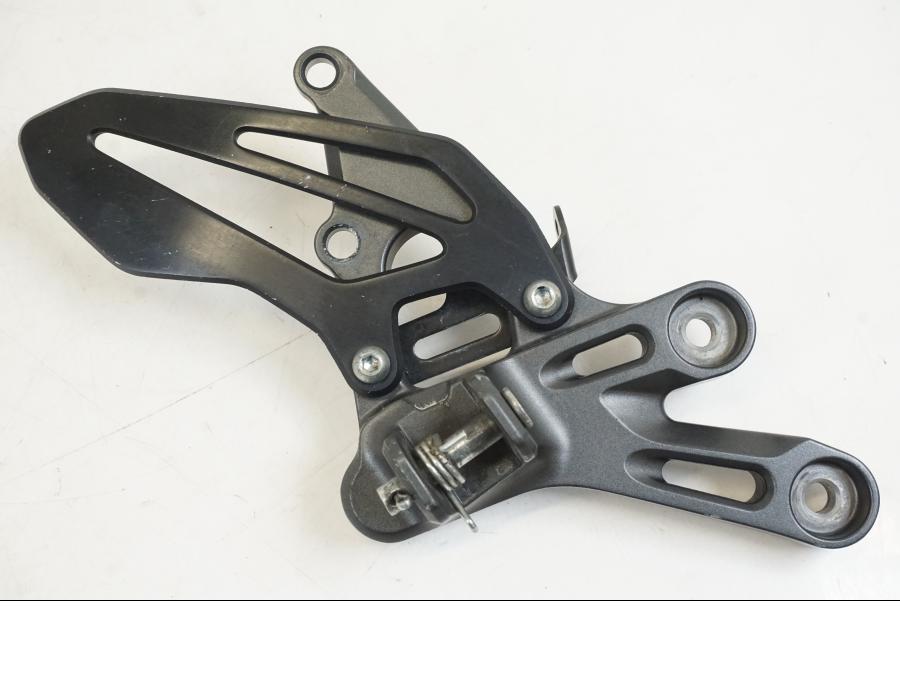 Framsidan på Fotpinnefäste från en Yamaha YZF R7 -2022 motorcykel.