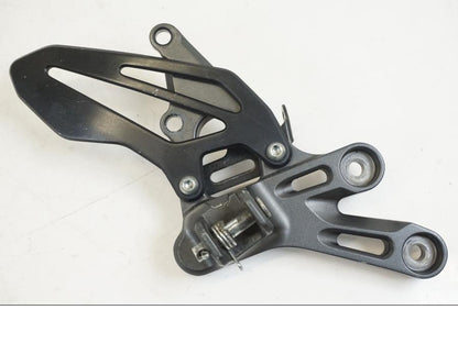 Framsidan på Fotpinnefäste från en Yamaha YZF R7 -2022 motorcykel.