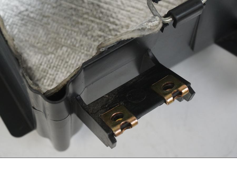 Snett uppifrån på Batterihållare från en Yamaha YZF 1000 R1 -2007 motorcykel.