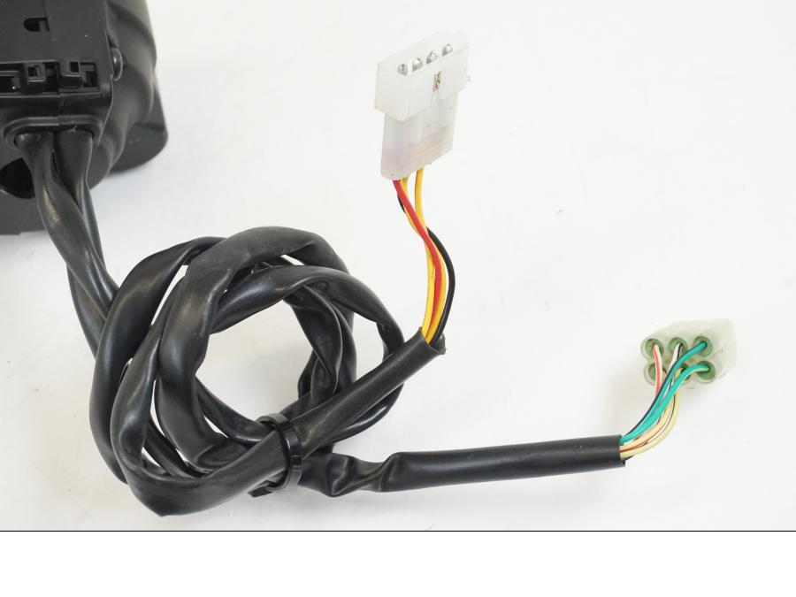 Snett nerifrån på Styrelreglage från en Husqvarna 701 Supermoto -2020 motorcykel.