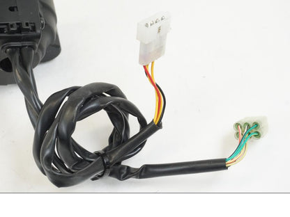 Snett nerifrån på Styrelreglage från en Husqvarna 701 Supermoto -2020 motorcykel.