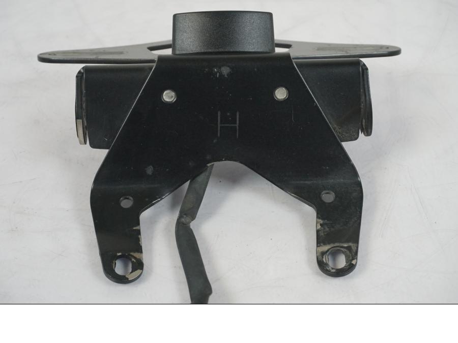 Snett nerifrån på Skylthållare från en KTM 1290 Super Duke R -2018 motorcykel.