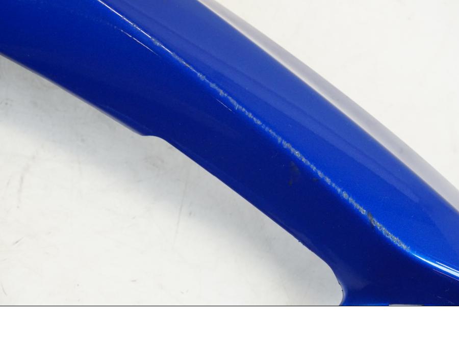 Snett nerifrån på Sidkåpa från en Suzuki GSX-R 750 -2008 motorcykel.