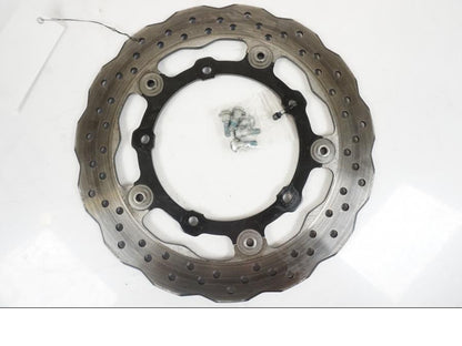 Snett uppifrån på Bromsskiva från en Yamaha MT-07 -2019 motorcykel.