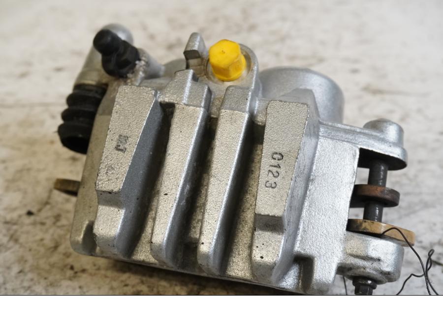 Baksidan på <p>Bromsok höger fram från Kawasaki VN 1700 Classic Tourer 2009.</p>

<p>Tokico, 2-kolv.</p> motorcykel.