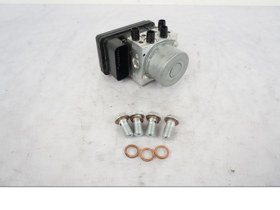 Framsidan på ABS Modulator från en H-D Softail Sport Glide FLSB -2022 motorcykel.