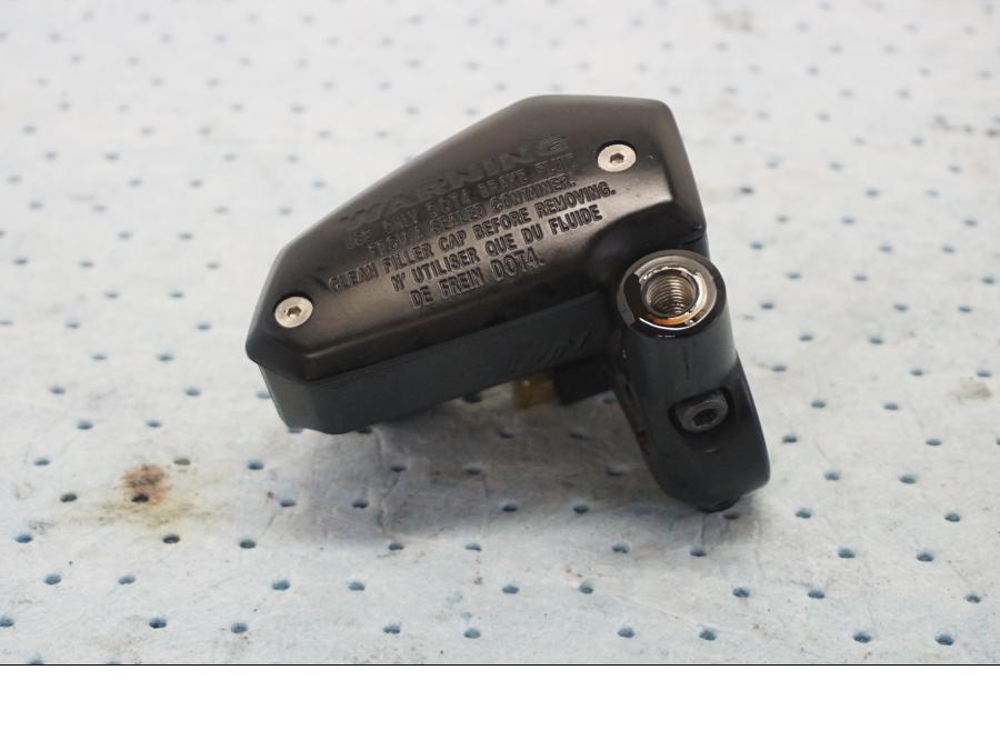 Höger sida på Bromshuvudcylinder från en Kawasaki Z 900 -2019 motorcykel.