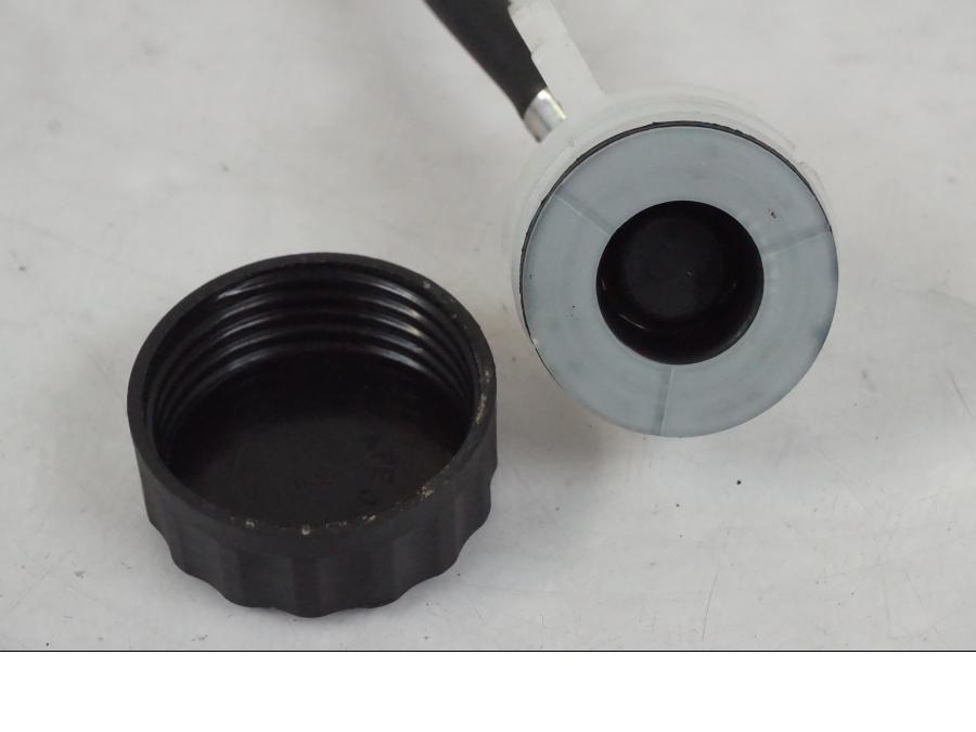 Snett nerifrån på Bromsvätskebehållare från en KTM 390 Adventure -2021 motorcykel.