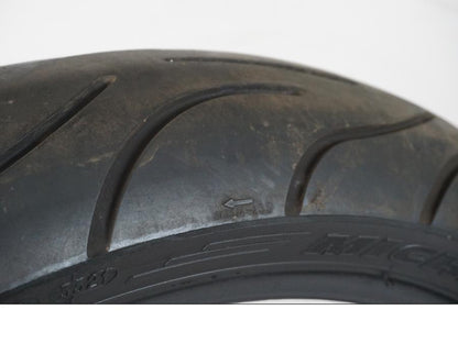 Snett nerifrån på <p>Begagnad däck av märket Michelin och modell Pilot Power 2CT.</p>

<p>Dimension 110/70ZR17 M/C (54W). </p>

<p>Mönsterdjup ca: 3,00mm.</p>

<p>Mönsterdjup yttre kant ca: 3,75mm.</p>

<p>Tillv: vecka 33 år 2021.</p> moped.