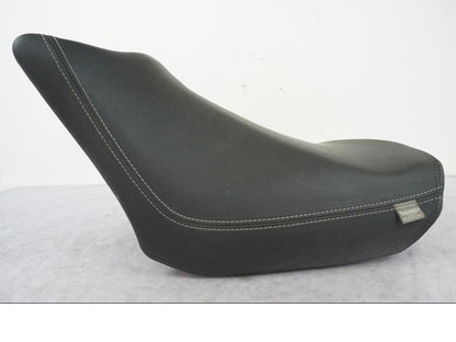 Framsidan på Sadel från en Triumph Tiger Explorer -2013 motorcykel.