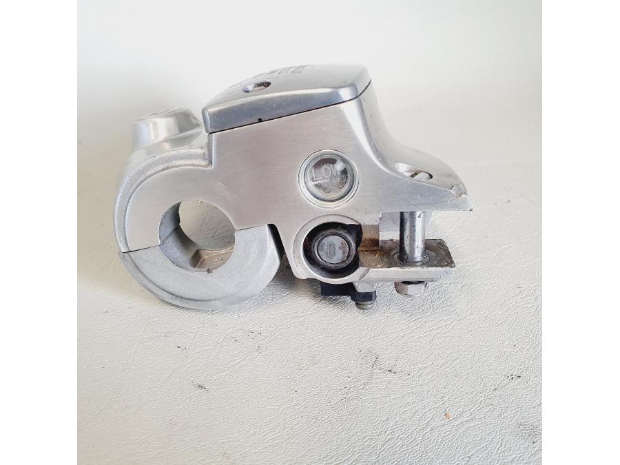 Vänster sida på Bromshuvudcylinder från en Yamaha XV 1900 -2007 motorcykel.