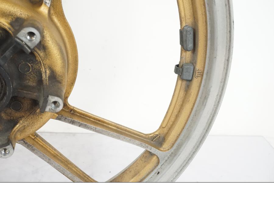 Extrabild3 på Fälg från en Suzuki GSX 550 EF -1985 motorcykel.