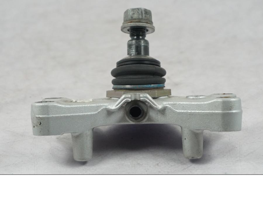 Snett nerifrån på Gaffelkrona från en BMW R 1200 R -2007 motorcykel.