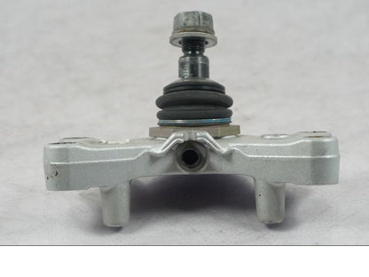 Snett nerifrån på Gaffelkrona från en BMW R 1200 R -2007 motorcykel.