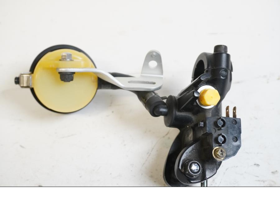 Höger sida på Bromshuvudcylinder från en Triumph Daytona 675 -2006 motorcykel.