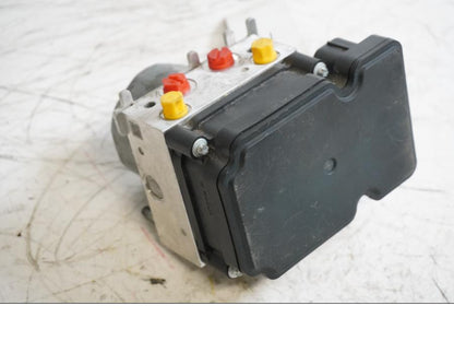 Baksidan på ABS Modulator från en BMW S 1000 RR -2011 motorcykel.