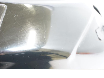 Snett nerifrån på Bensintank från en Suzuki GSX-R 1000 -2008 motorcykel.