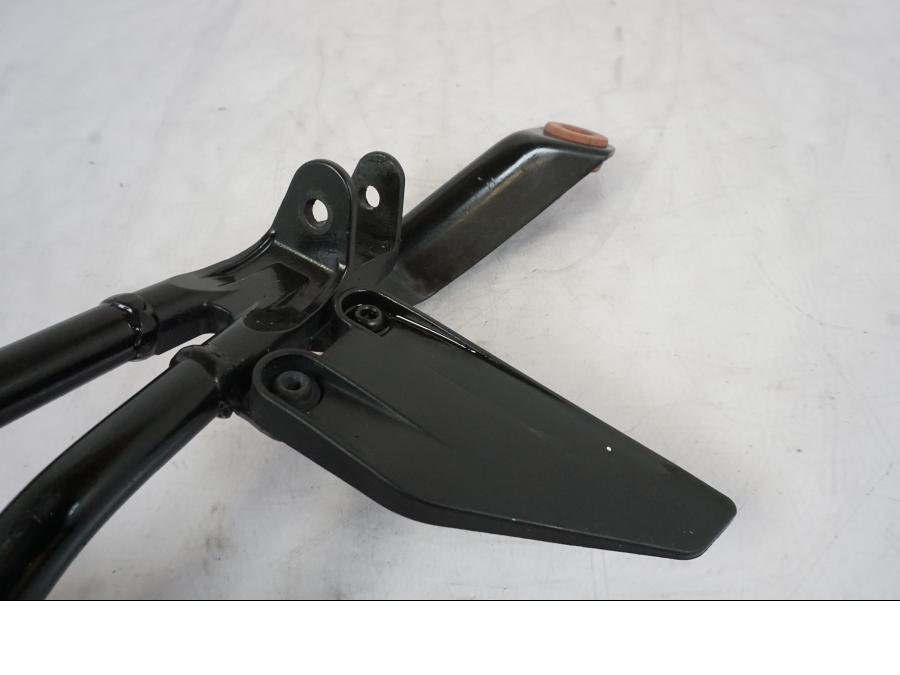 Höger sida på Fotpinnefäste från en KTM 125 Duke -2017 motorcykel.