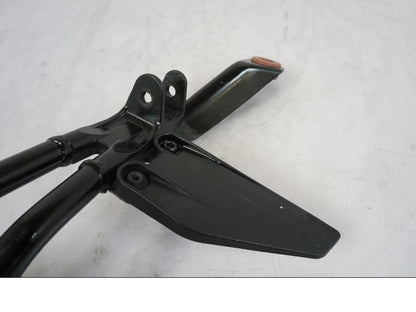 Höger sida på Fotpinnefäste från en KTM 125 Duke -2017 motorcykel.