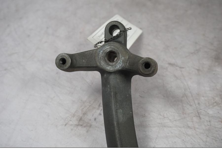 Snett nerifrån på Passagerarhandtag från en Triumph Tiger Explorer -2016 motorcykel.