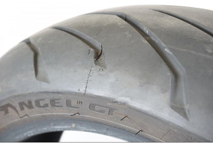 Snett nerifrån på <p>Begagnad däck av märket Pirelli och modell Gran Turismo Angel GT.</p>

<p>Dimension 180/55 ZR 17 M/C (73W). </p>

<p>Mönsterdjup ca: (5,30mm i mitten) (4,35mm yttre däck) ca 80% kvar.</p>

<p>Tillv 1821.</p>

<p>Mindre märke finns se bild.</p> moped.