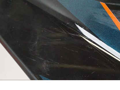 Snett nerifrån på Sidkåpa från en KTM 1290 Super Duke R EVO -2023 motorcykel.