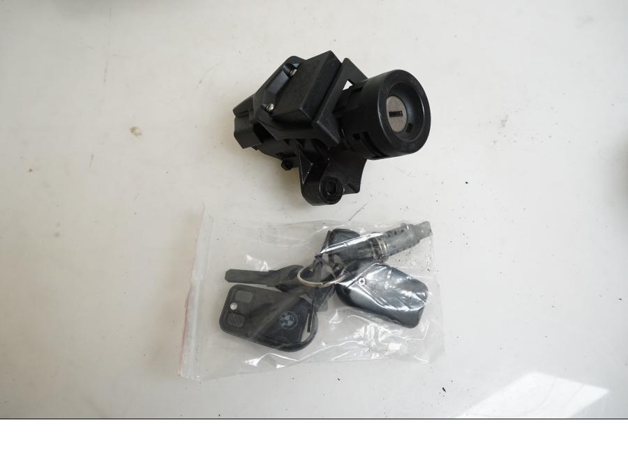 Höger sida på Låssats från en BMW K 1200 S -2007 motorcykel.