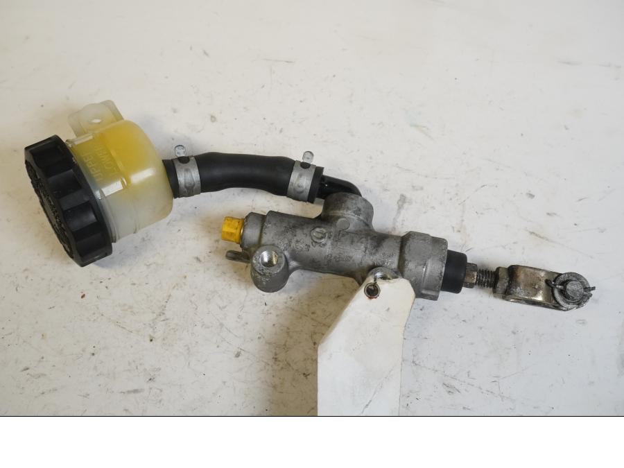 Framsidan på Bromshuvudcylinder från en Kawasaki VN 1500 Mean Streak -2003 motorcykel.