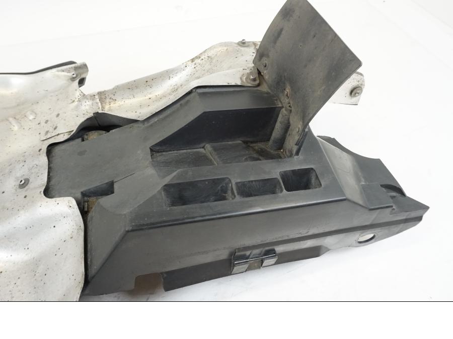 Snett uppifrån på Undertail från en Honda VFR 800 -2003 motorcykel.