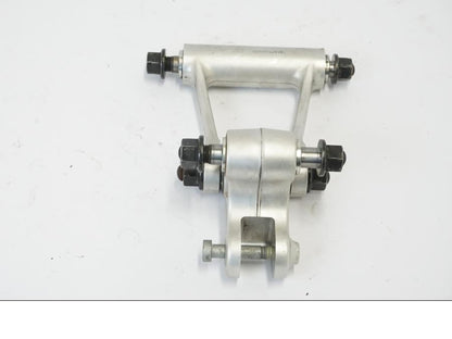 Snett nerifrån på Stötdämparlänkage från en KTM 690 Duke -2016 motorcykel.