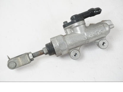 Vänster sida på Bromshuvudcylinder från en Suzuki SV 650 S -2005 motorcykel.