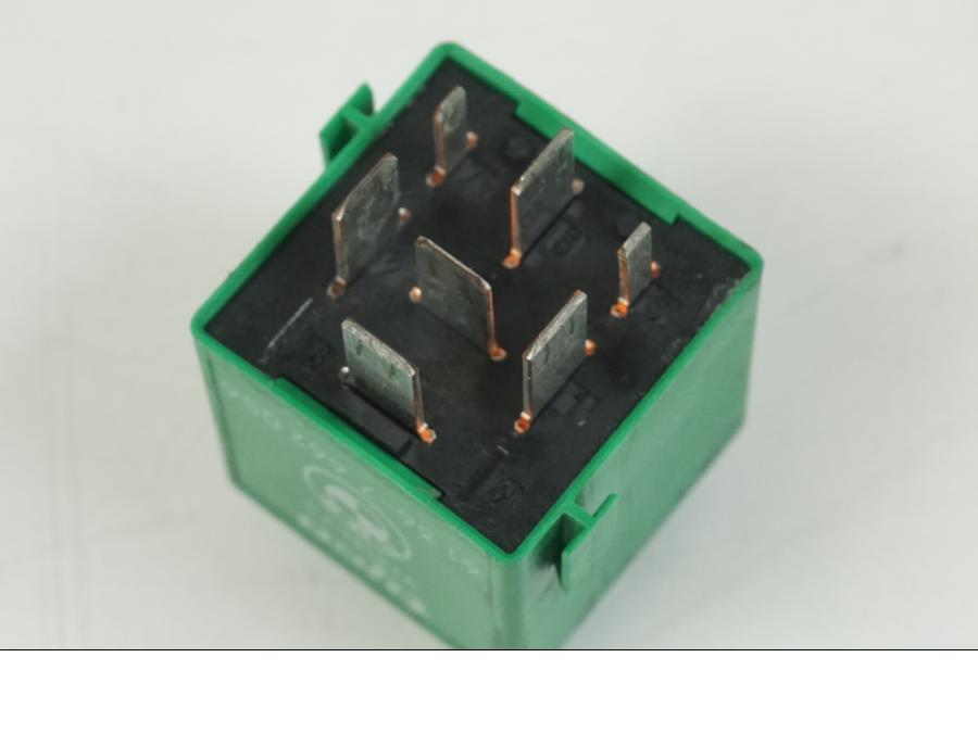 Snett nerifrån på Relä från en BMW F 650 CS -2002 motorcykel.